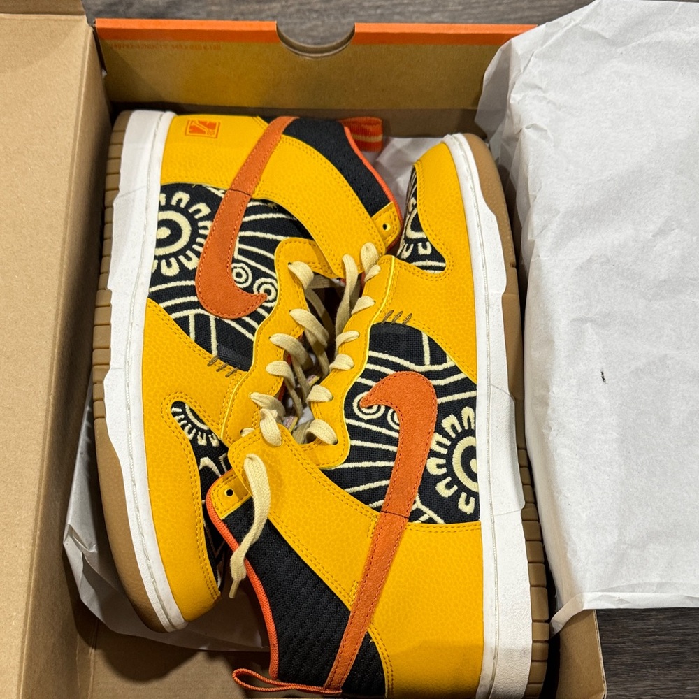 Nike Dunk High PRM
Somos Familia